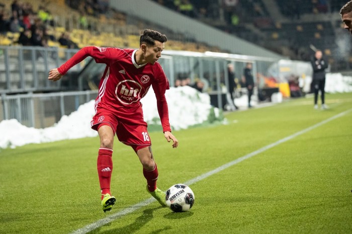 Mees Hilgers Bentangkan Bendera Merah Putih usai FC Twente